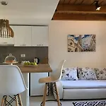 House In City Centre - 3 Bedrooms And 3 Bathrooms בית נופש